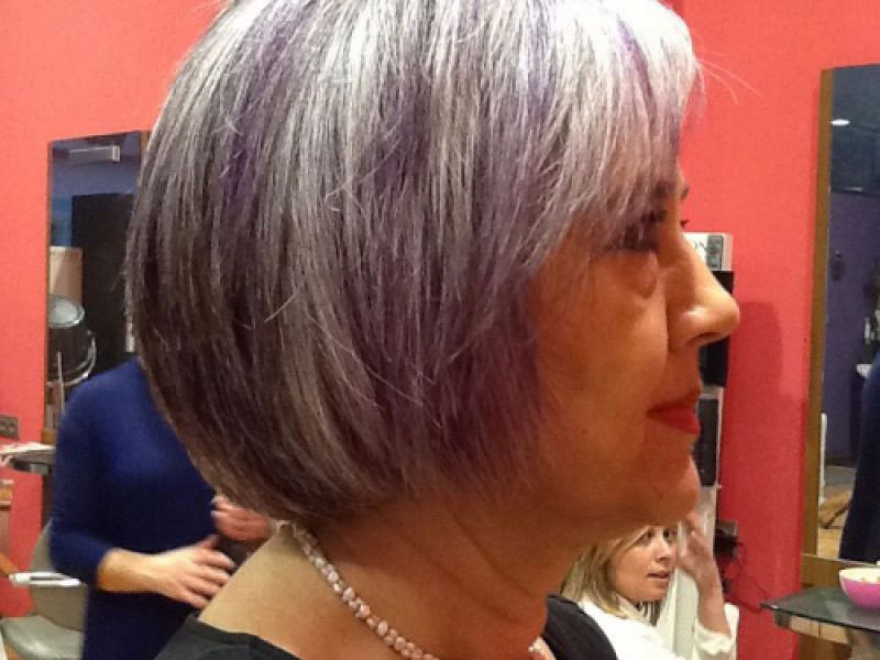Corte bob con mechas grises y moradas