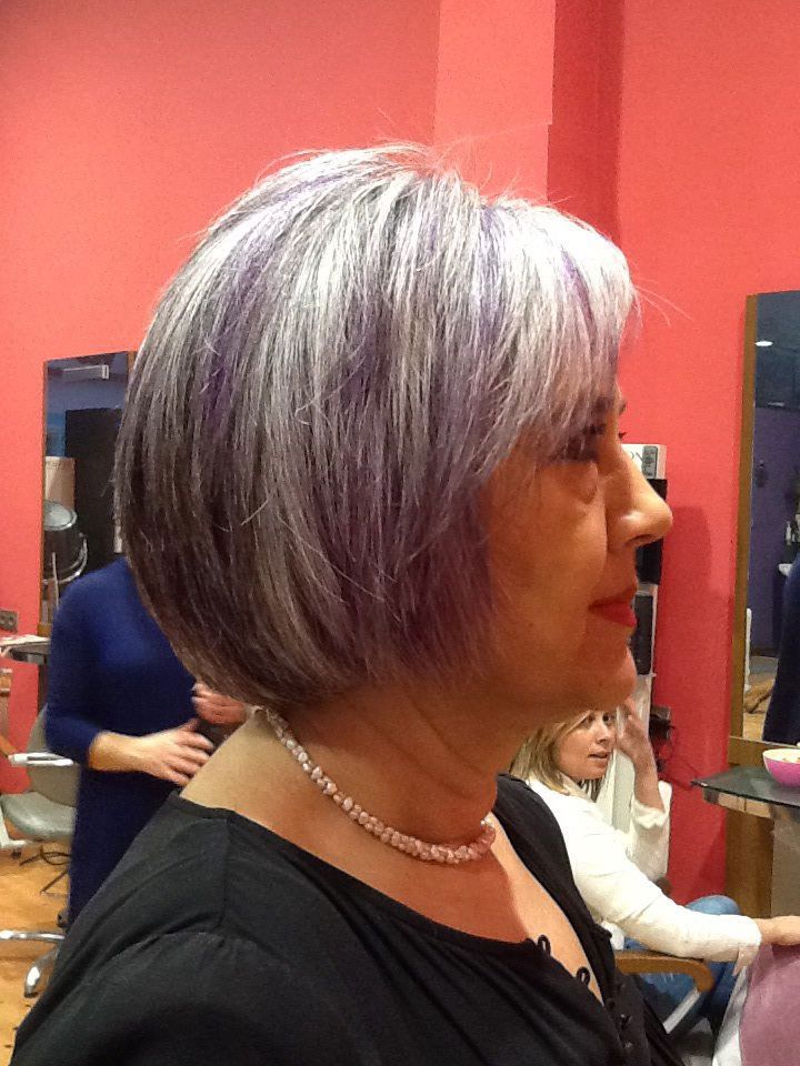 Corte bob con mechas grises y moradas