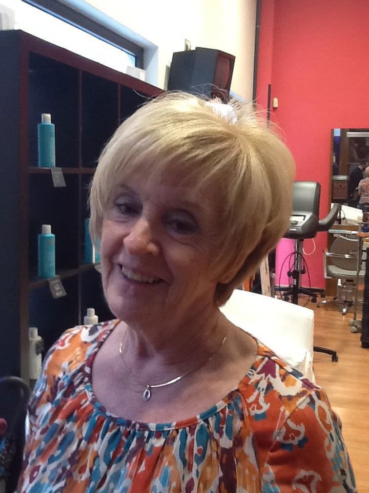 Corte de pelo y tinte rubio para mujer