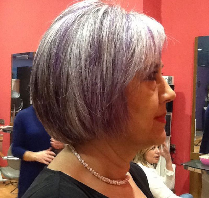 Corte bob con mechas grises y moradas